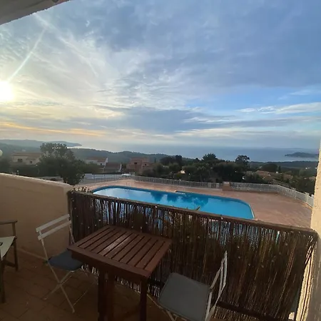 Vue Avec Piscine Milieu *